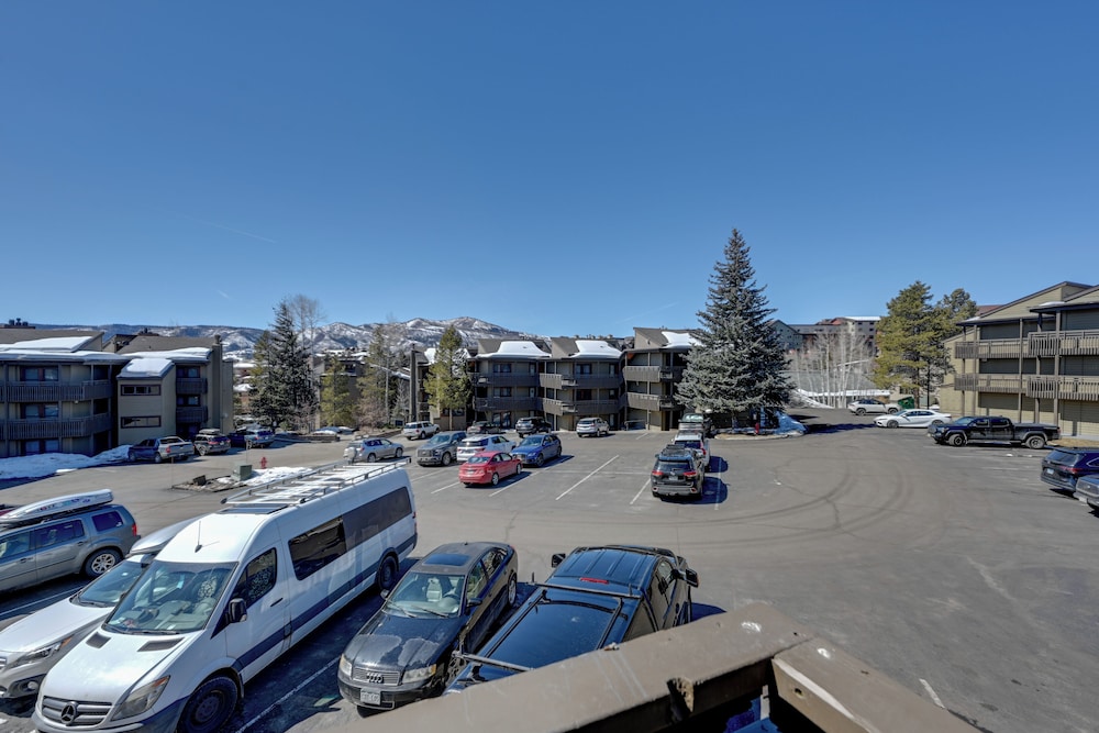 Upscale Condo w Balcony 1 2 Mi to Ski Resort - photo 16