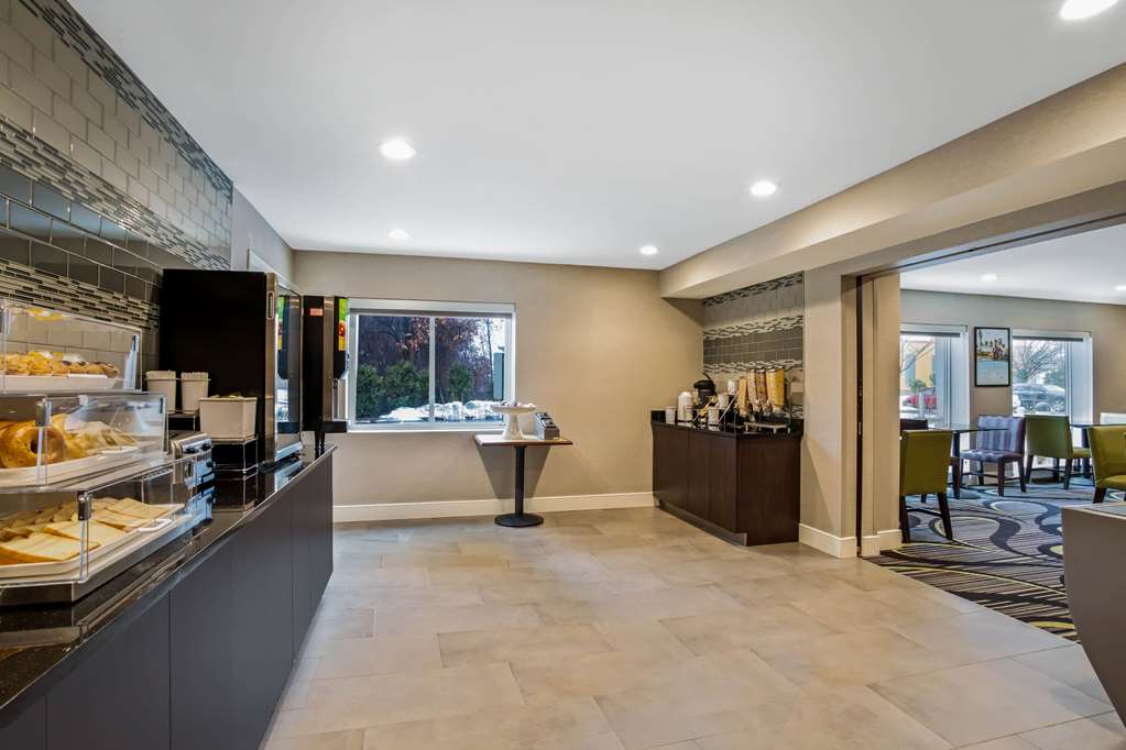 La Quinta Inn & Suites by Wyndham Hartford Bradley Airport - photo 42