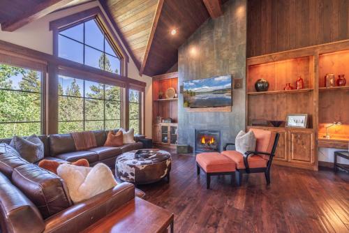 Luxury Northstar Home Walk to Lifts Private Hot Tub Fenced In Yard Book on Mobile for Promo Price — 4-Star Luxury Hotel in Truckee, United States
