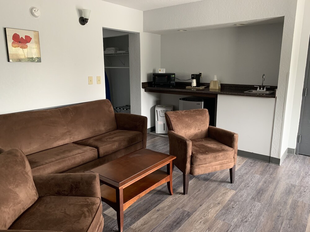 Super 8 by Wyndham Naples - photo 9