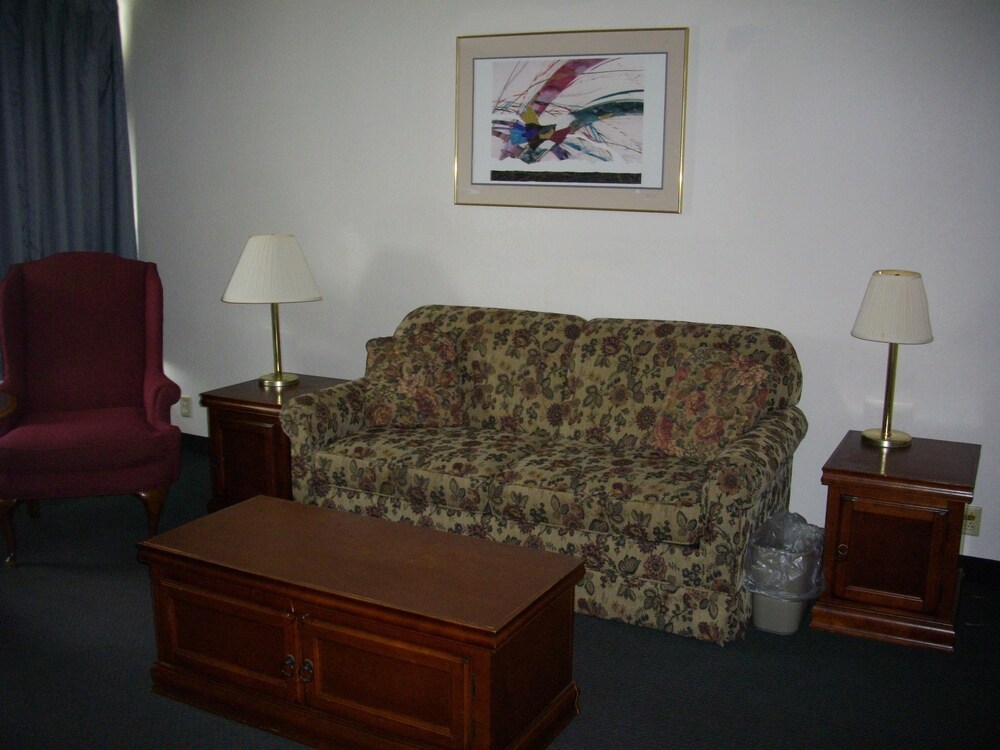 Macomb Inn - photo 7