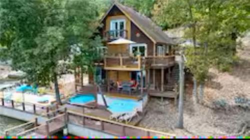 Sandy beach water toys great dock — 4-Star Luxury Hotel in Stover, United States