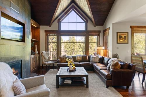 Luxury Home Walk to Ski Lifts 6 Pools Food Private Hot Tub Yard Fun Bunk Room — 4-Star Luxury Hotel in Truckee, United States