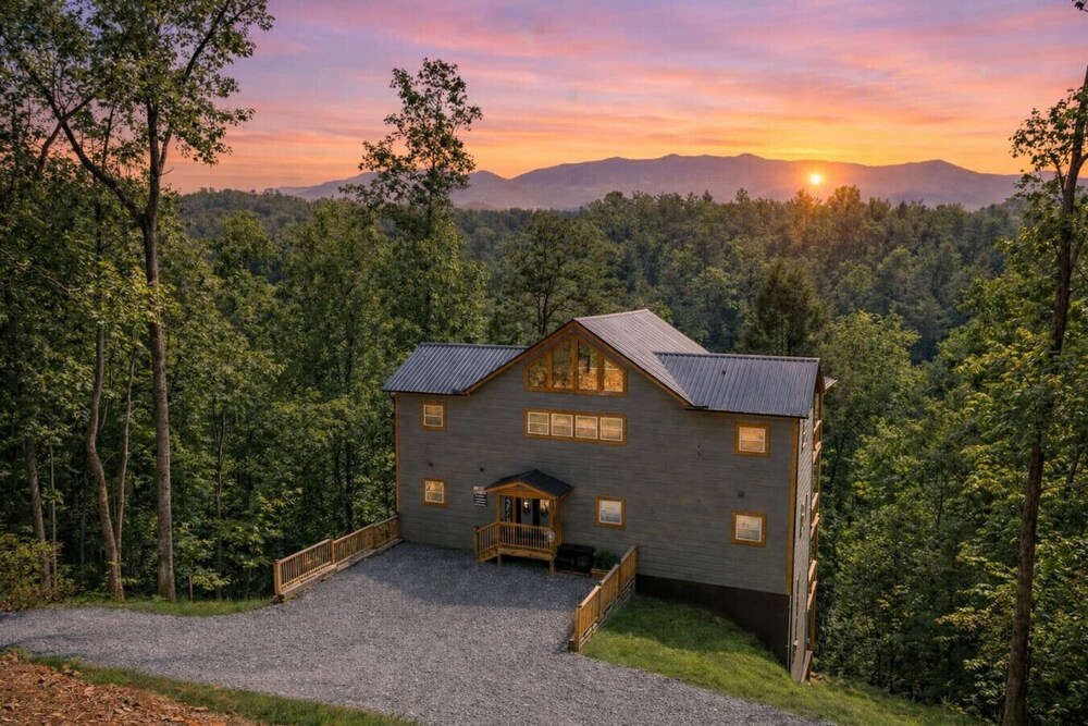 Luxe Mountain Pool Escape by Ghosal Luxury Lodging — 4-Star Luxury Hotel in Gatlinburg, United States