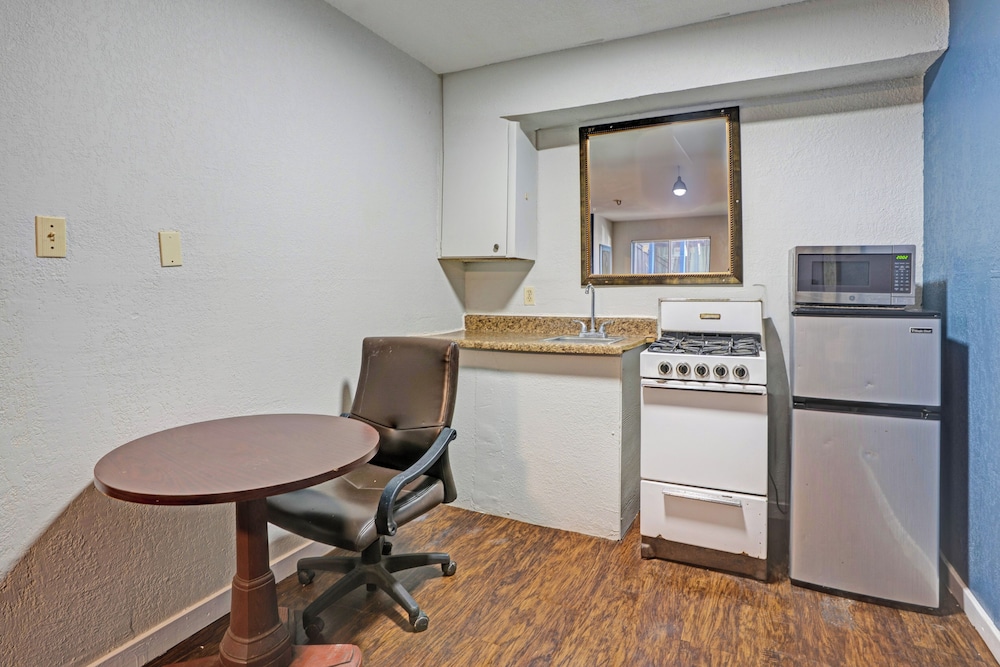 Super 7 Inn By OYO San Antonio NW Medical Center - photo 44