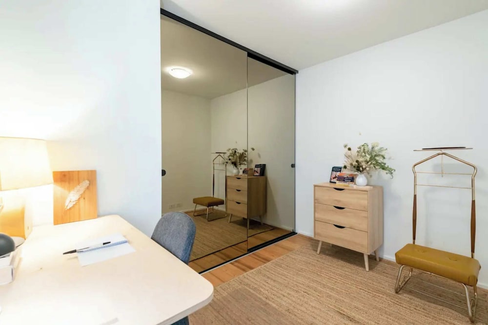 Charming 1BR in Fitzroy w Parking Pool Gym — 4-Star Luxury Hotel in Fitzroy, Australia