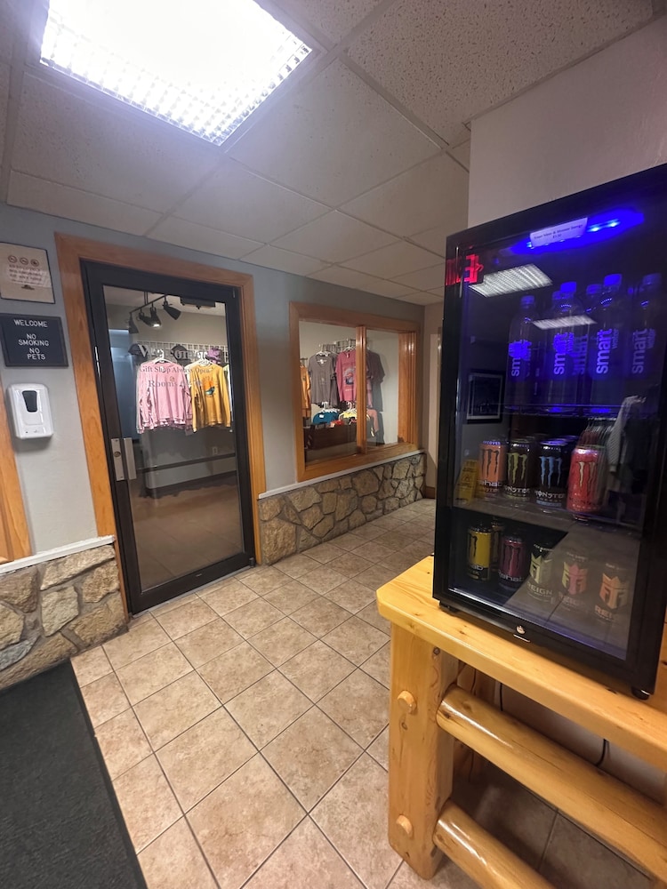 Pictured Rocks Inn & Suites - carbon neutral hotel in Munising