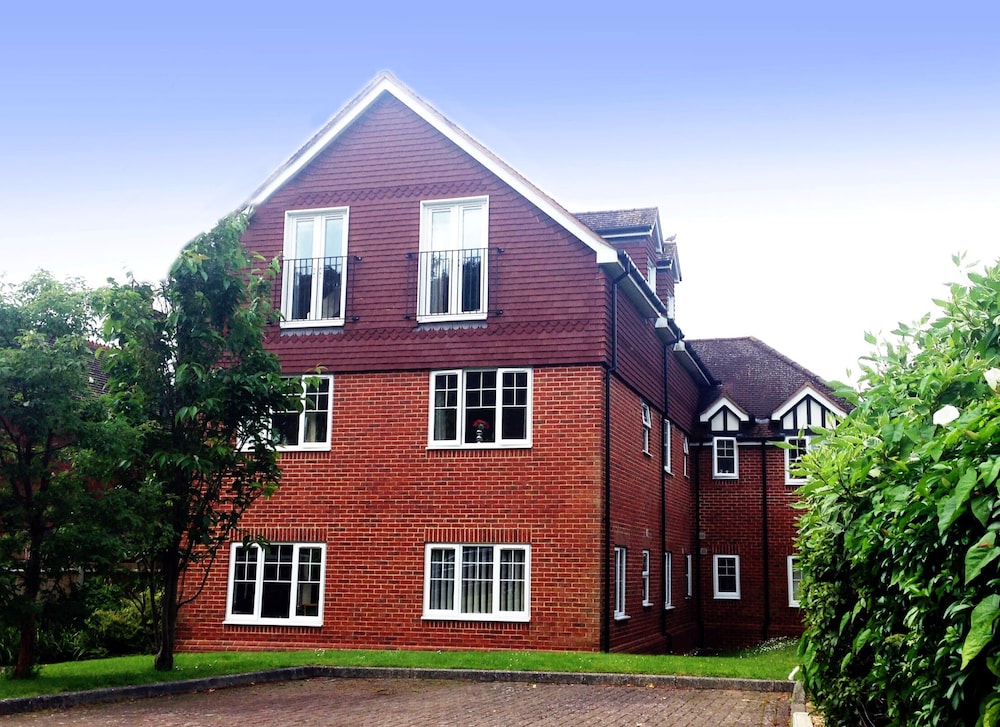 St Raphael House — 4-Star Luxury Hotel in Basingstoke, United Kingdom