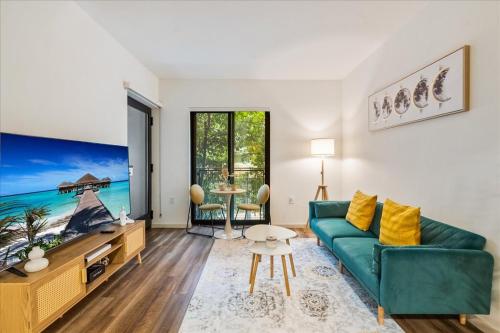 Cozy 1BR apt in Hollywood w Pool Gym and Parking — 4-Star Luxury Hotel in Los Angeles, United States