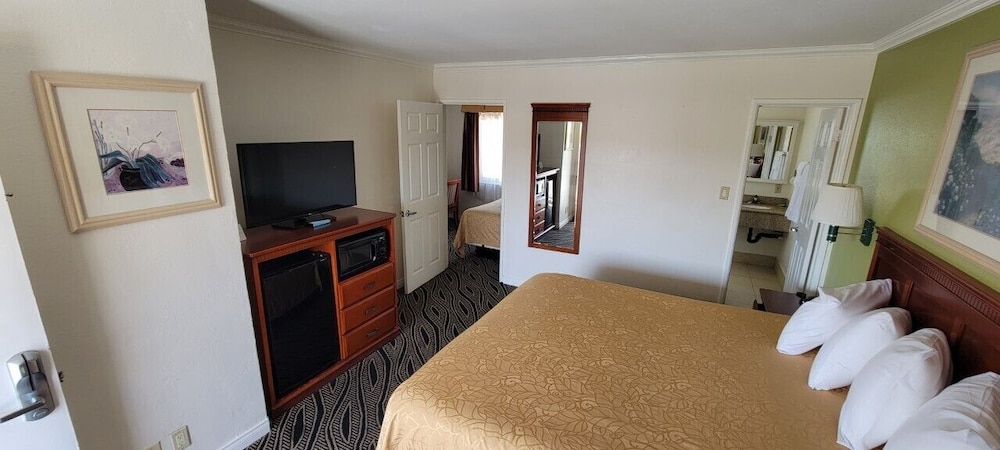 Redondo Inn and Suites - photo 5
