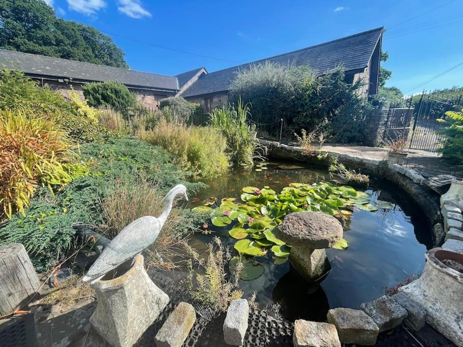 Stone Built Barn In A Beautiful Rural Setting — hotel in Llangwm
