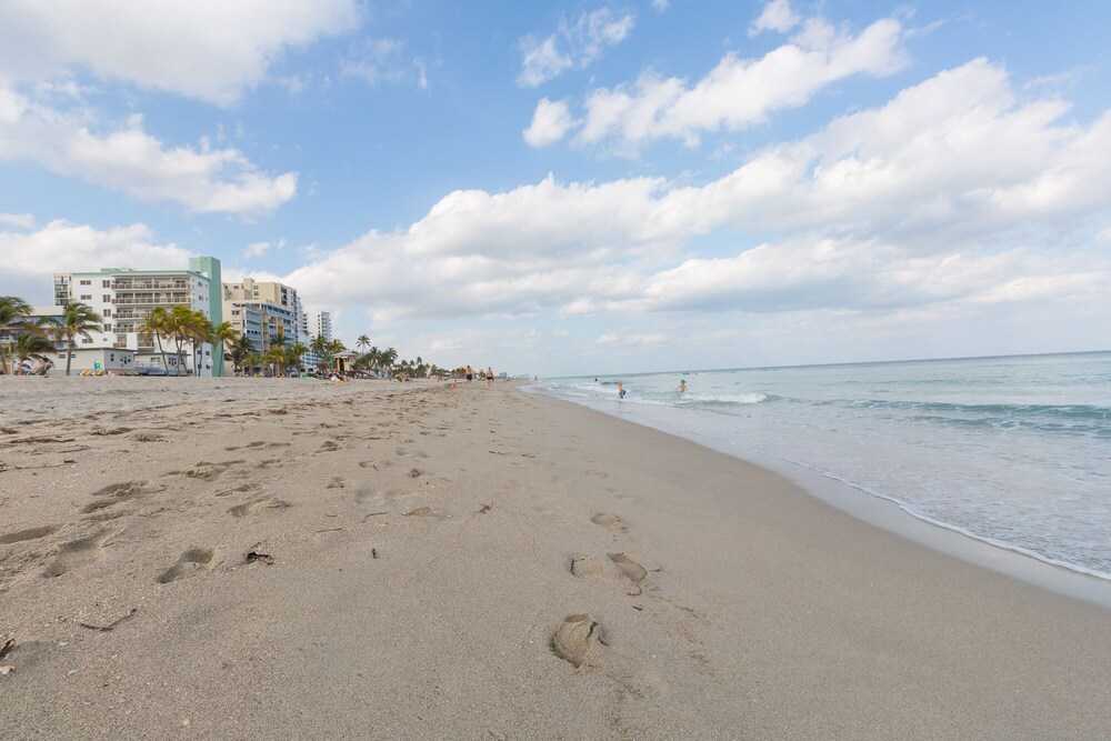 688 Partial Ocean View Hollywood Beach Resort - photo 16
