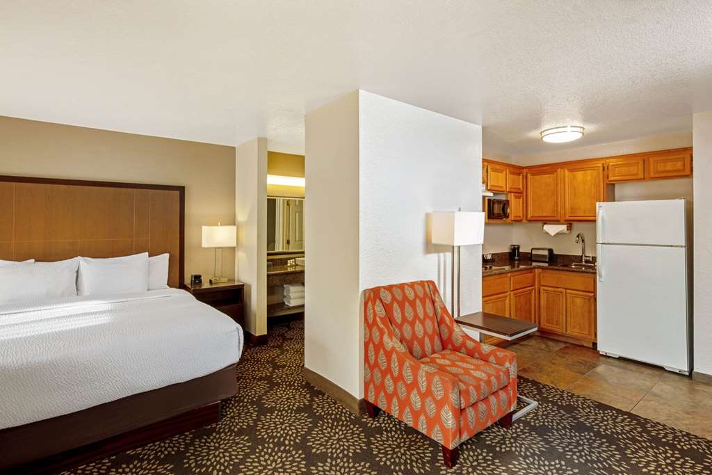 La Quinta Inn & Suites by Wyndham Las Vegas Red Rock - photo 20