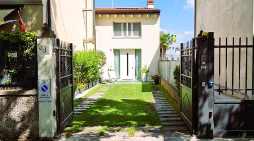 Villa Joy Verona Chalet Delux — 4-Star Luxury Hotel in Verona, Italy