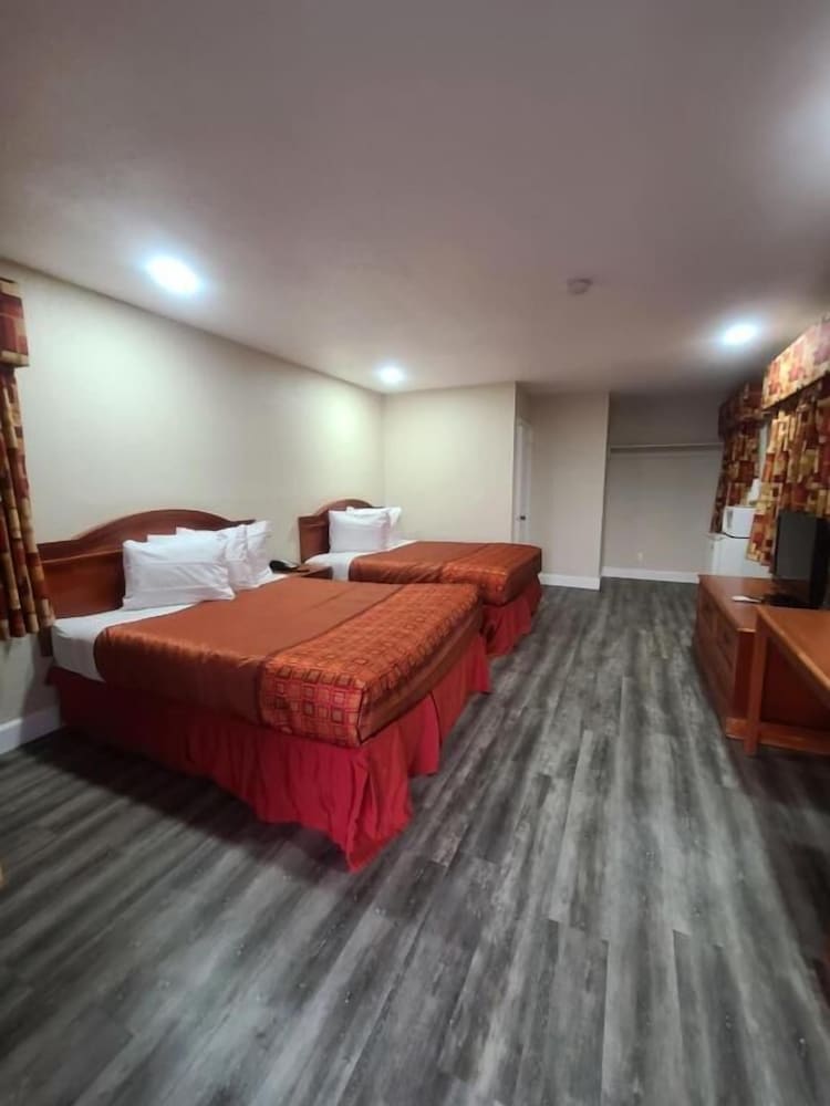 Majestic Inn And Suites - photo 11