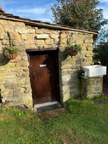 Pear Tree Hut at Carr house farm