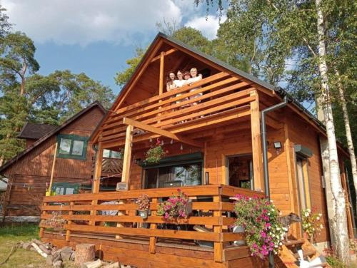 Nowy dom całoroczny KaraBella nad jeziorem wielkie parteczyny — hotel in Kurzetnik