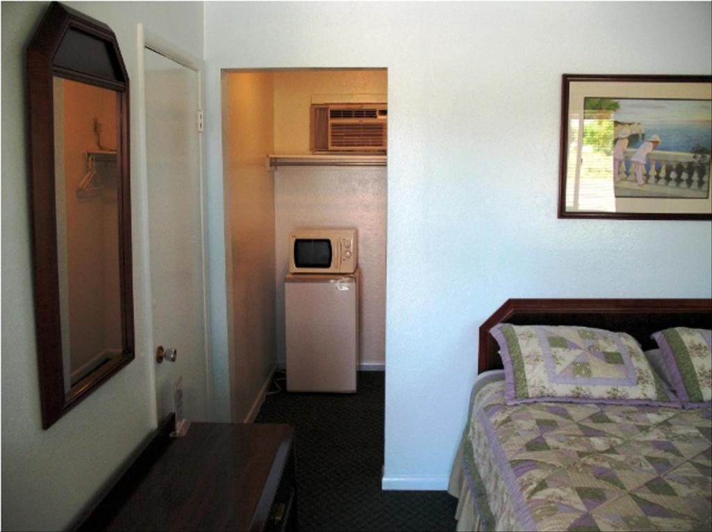 Golden West Motel - photo 26