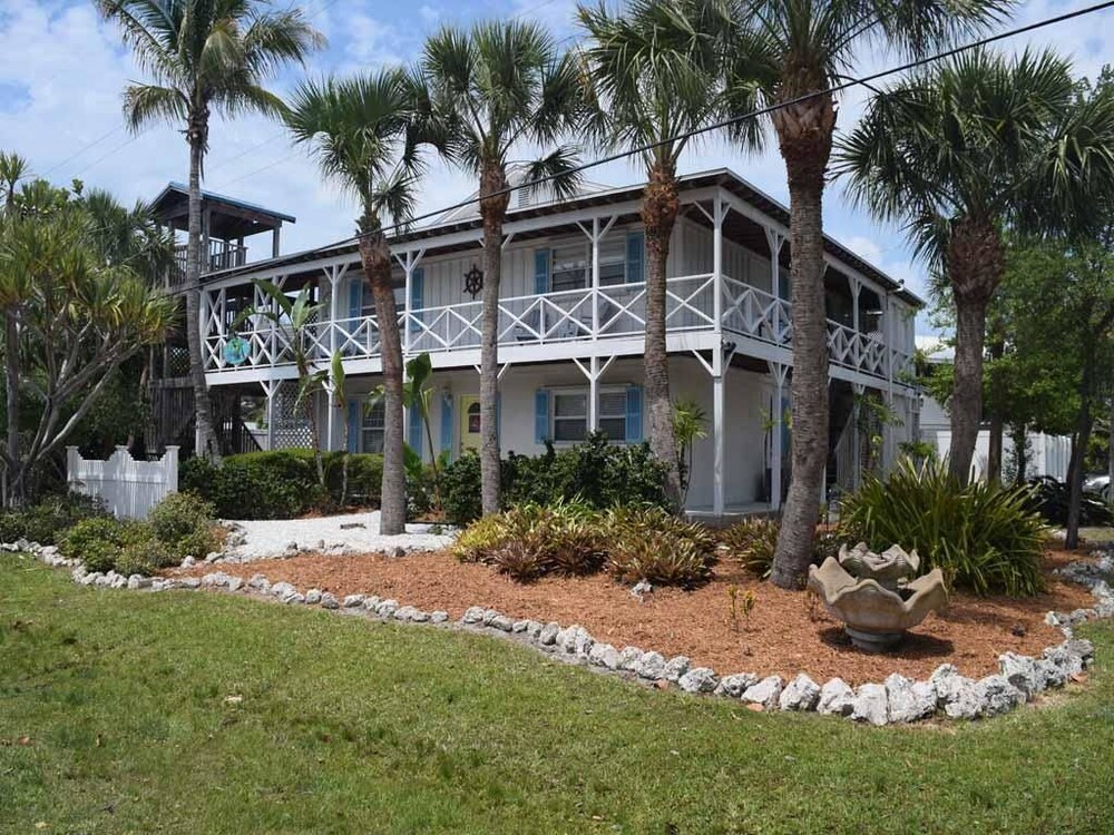 Blue Dolphin Inn by Island Vacation Properties in Anna Maria, United States