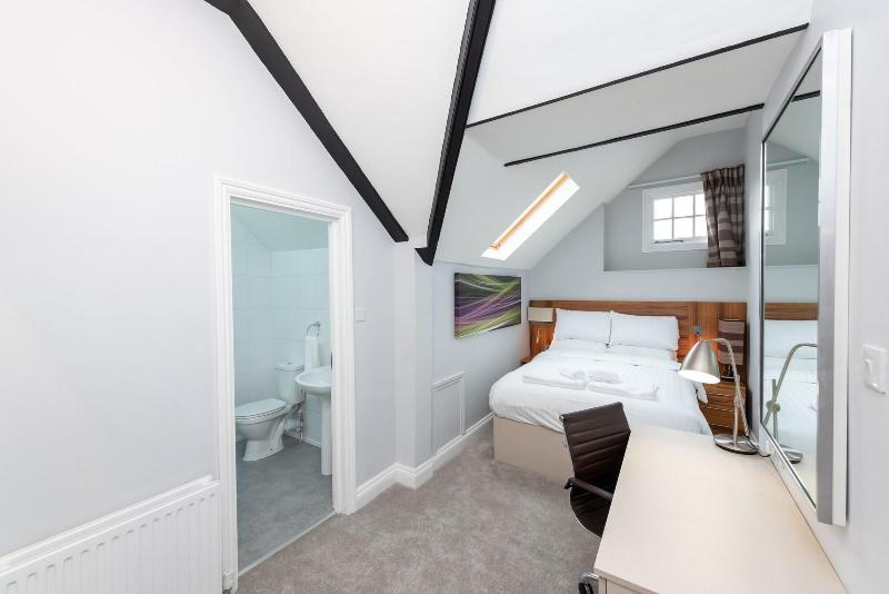 Uno Hotel Heathrow Windsor — Slough
