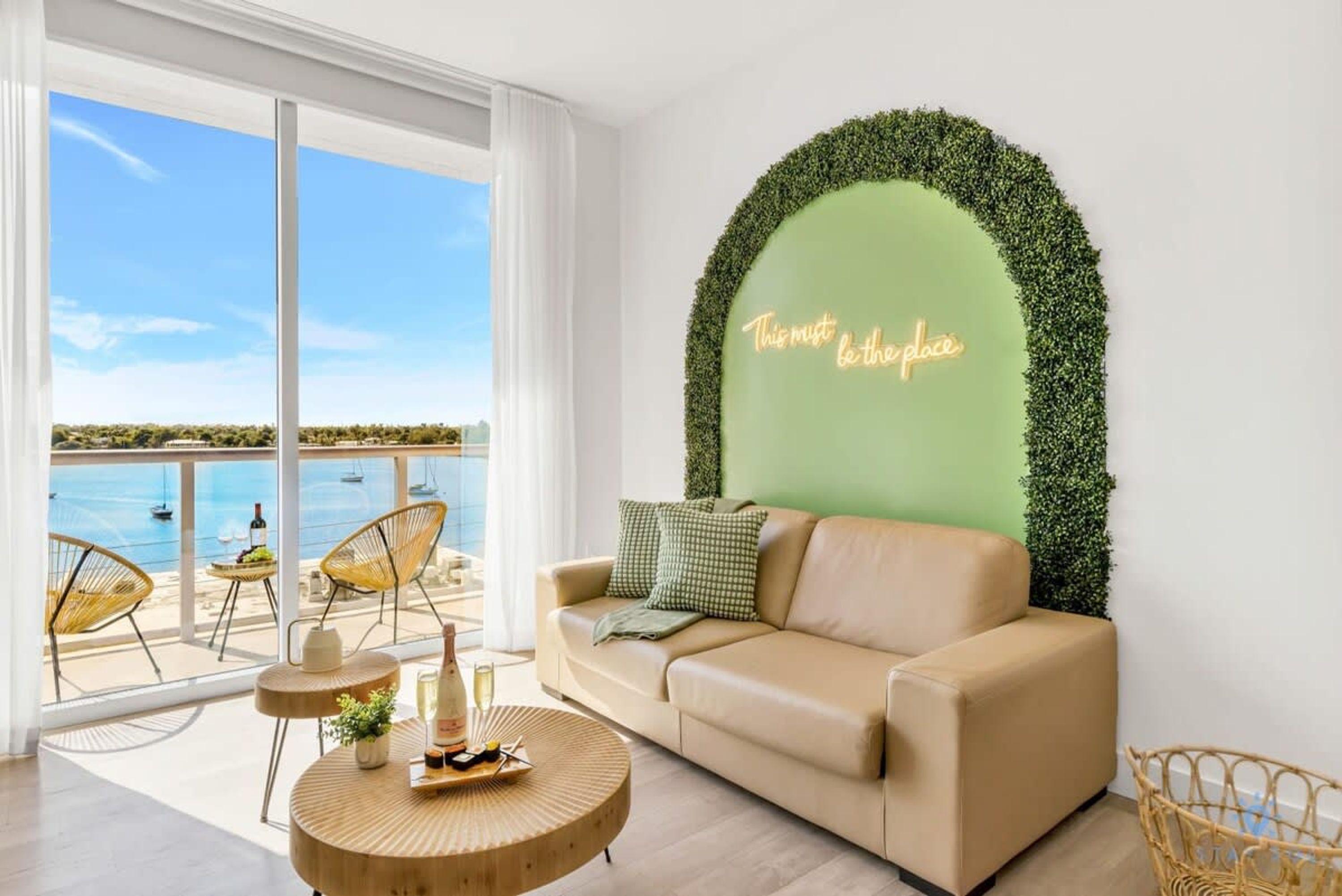 Hollywood Beach Front Bay View Amazing Pool — 4-Star Luxury Hotel in Hollywood, United States
