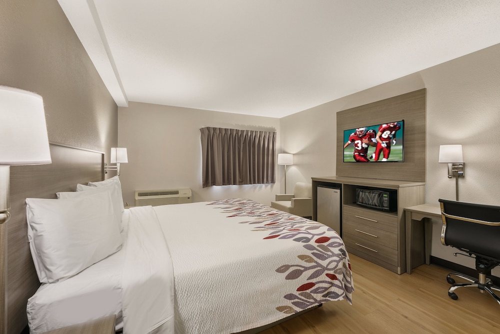 Red Roof Inn & Suites Newport Middletown RI - photo 18