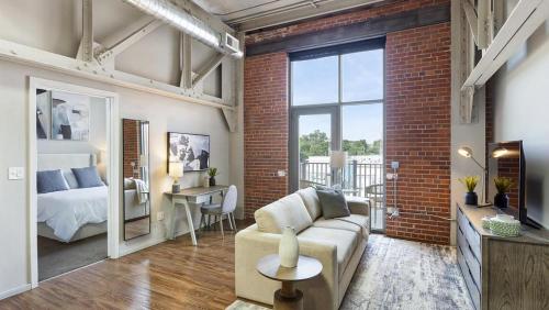 Landing Modern Apartment with Amazing Amenities — 4-Star Luxury Hotel in Omaha, United States