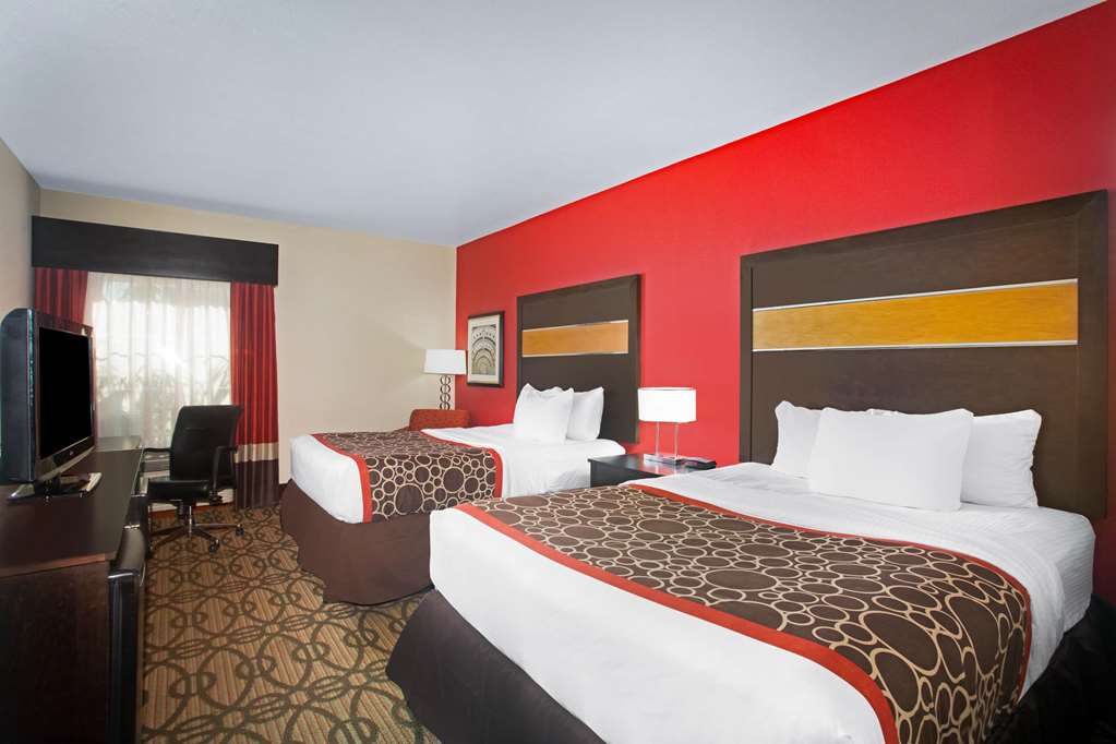 La Quinta Inn & Suites by Wyndham Pearsall - photo 23