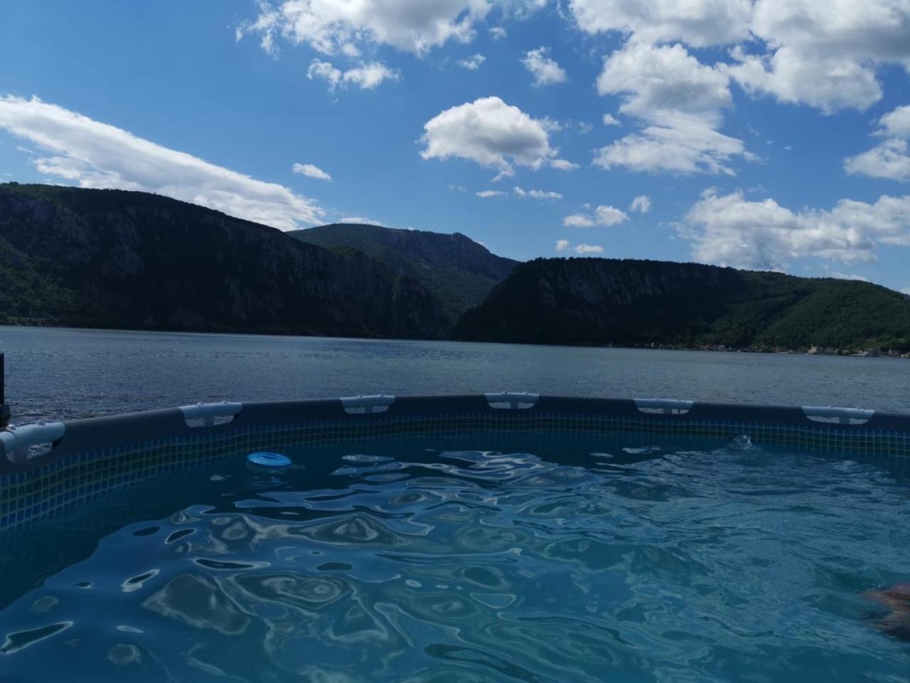 Anacor in Dubova, Romania