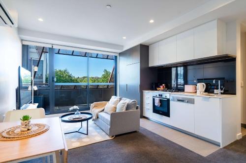 Modern 1BR Apartment with Smart TV and Views — 4-Star Luxury Hotel in Melbourne, Australia