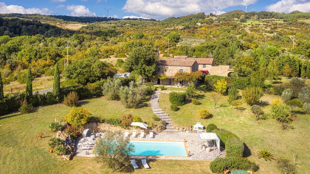Cinque Cipressi 8 Emma Villas — 4-Star Luxury Hotel in Montecatini Val Di Cecina, Italy