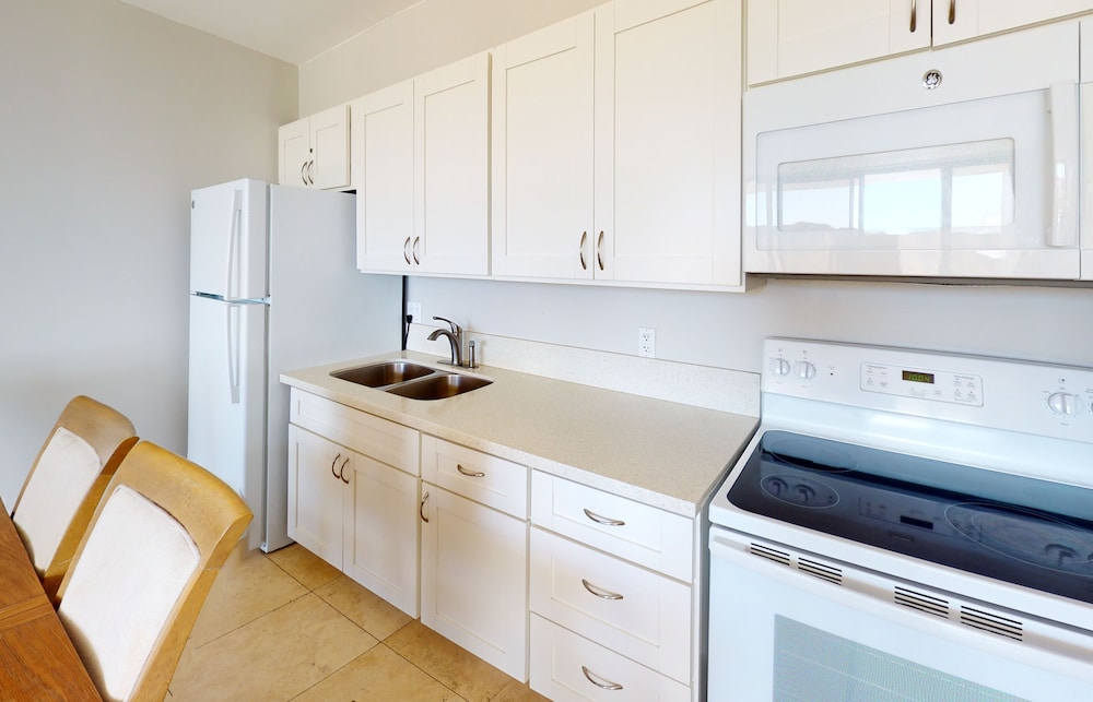 Waikiki Banyan High Level Condo with Private Lanai by Koko Resort Vacation Rentals - photo 102