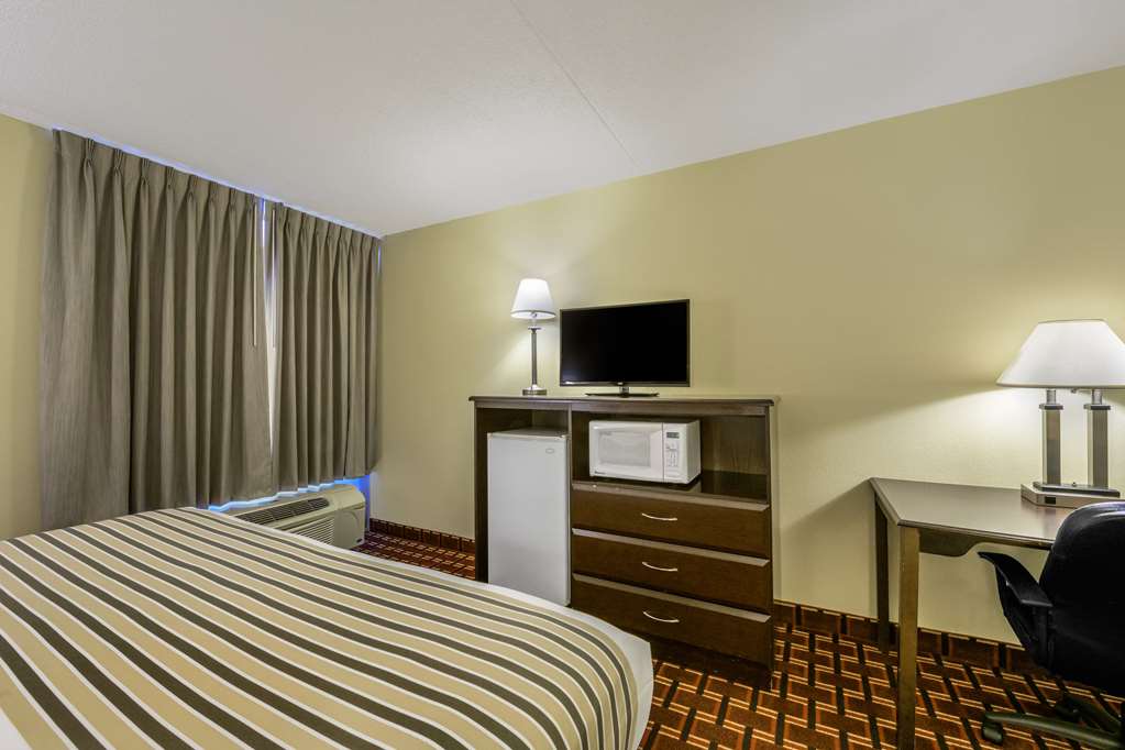 Econo Lodge Inn & Suites Triadelphia Wheeling - photo 11