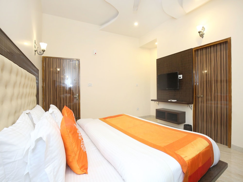 OYO 10330 Hotel Golden Brooks