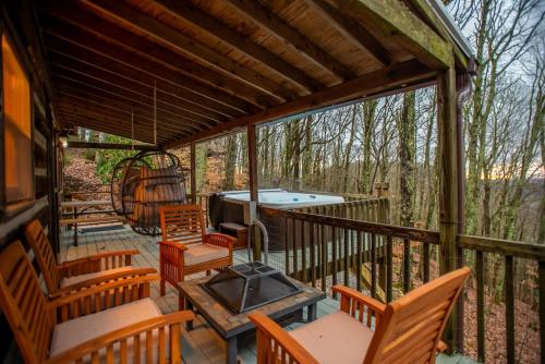 Cabin near Asheville Hatley Pt hot tub views — 4-Star Luxury Hotel in Mars Hill, United States