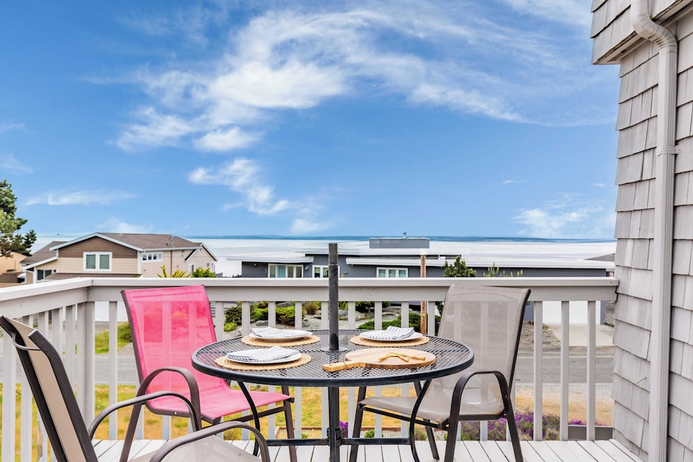 Beach Lookout Retreat by Avantstay Rooftop Views - photo 32