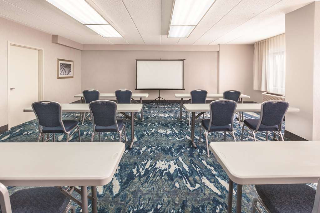 La Quinta Inn & Suites by Wyndham Philadelphia Airport - photo 19