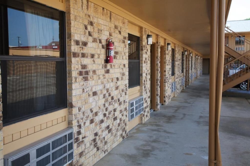 Coach Light Inn Brenham - photo 28
