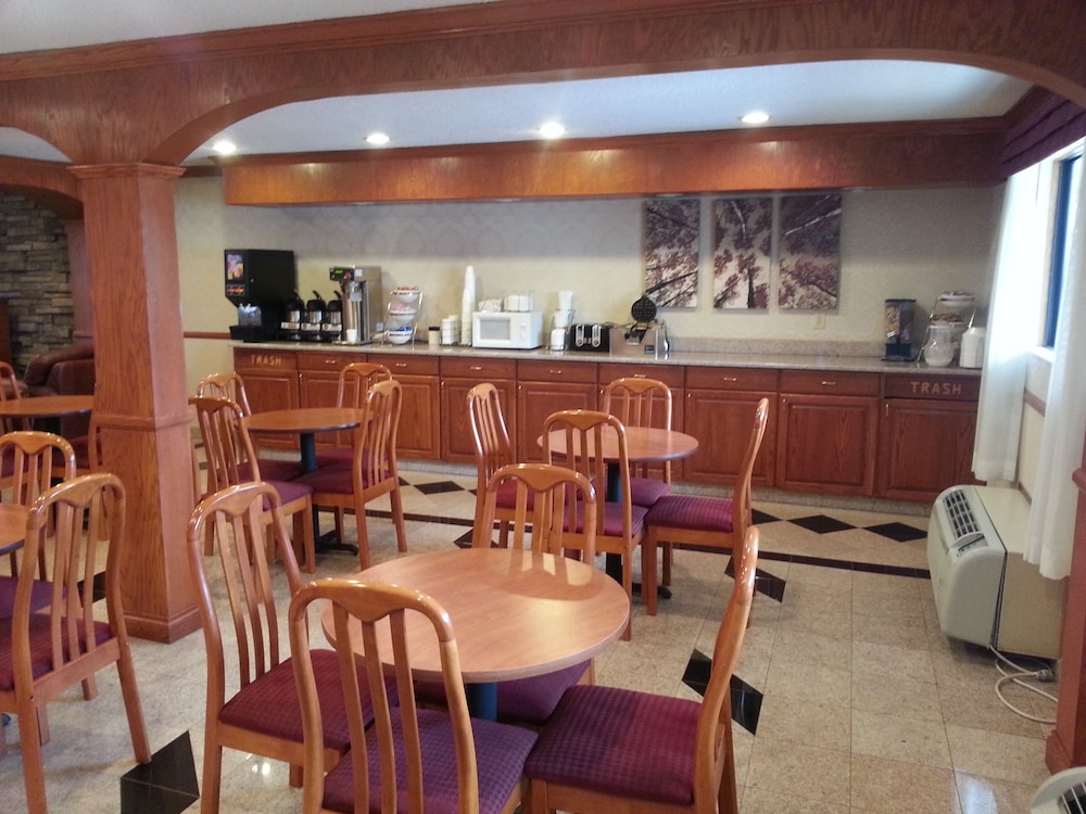 Days Inn & Suites by Wyndham Monroe - photo 15