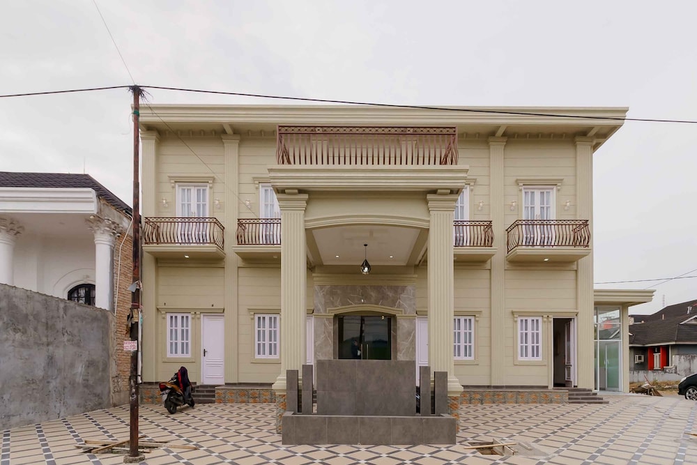 RedDoorz Plus Syariah @ Jalan Dr Sutomo Padang in Padang, Indonesia