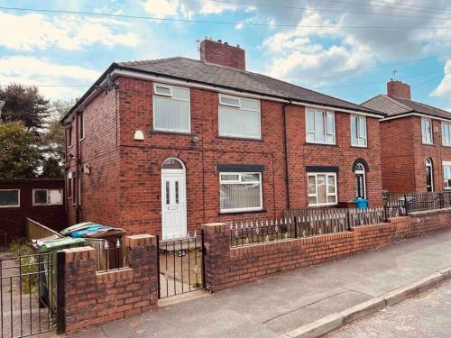 The Serene Stays 3 Bed Home in Oldham Manchester — 4-Star Luxury Hotel in Oldham, United Kingdom
