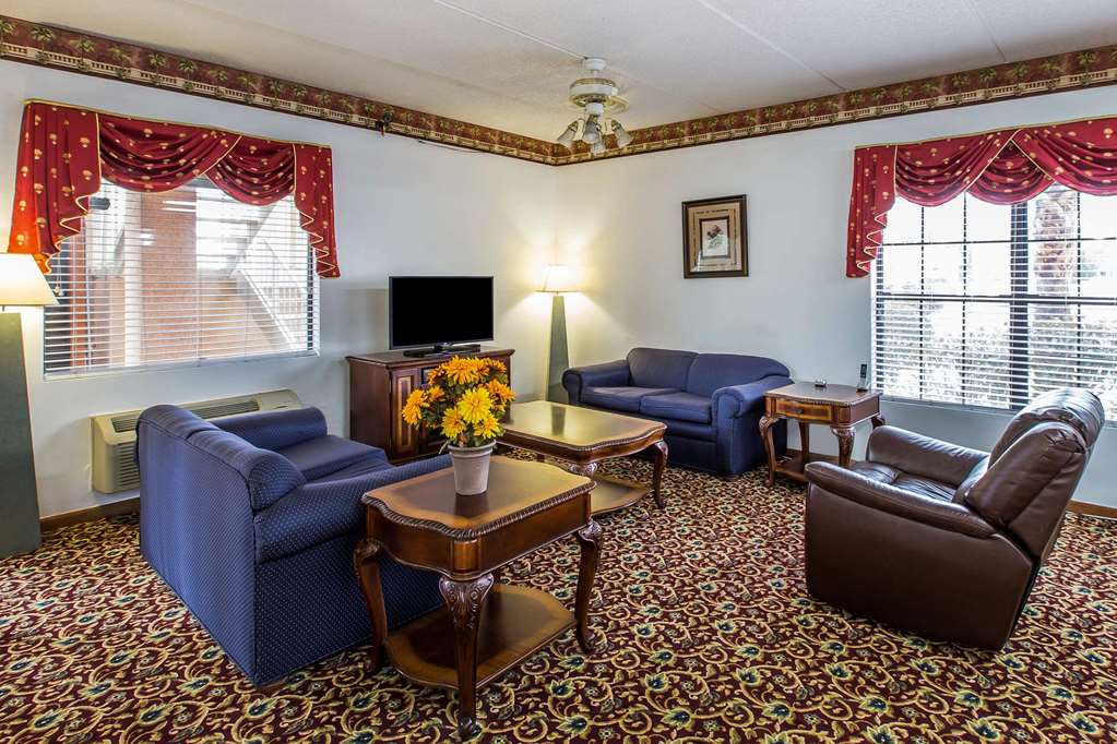 Econo Lodge Inn & Suites Albany North - photo 4
