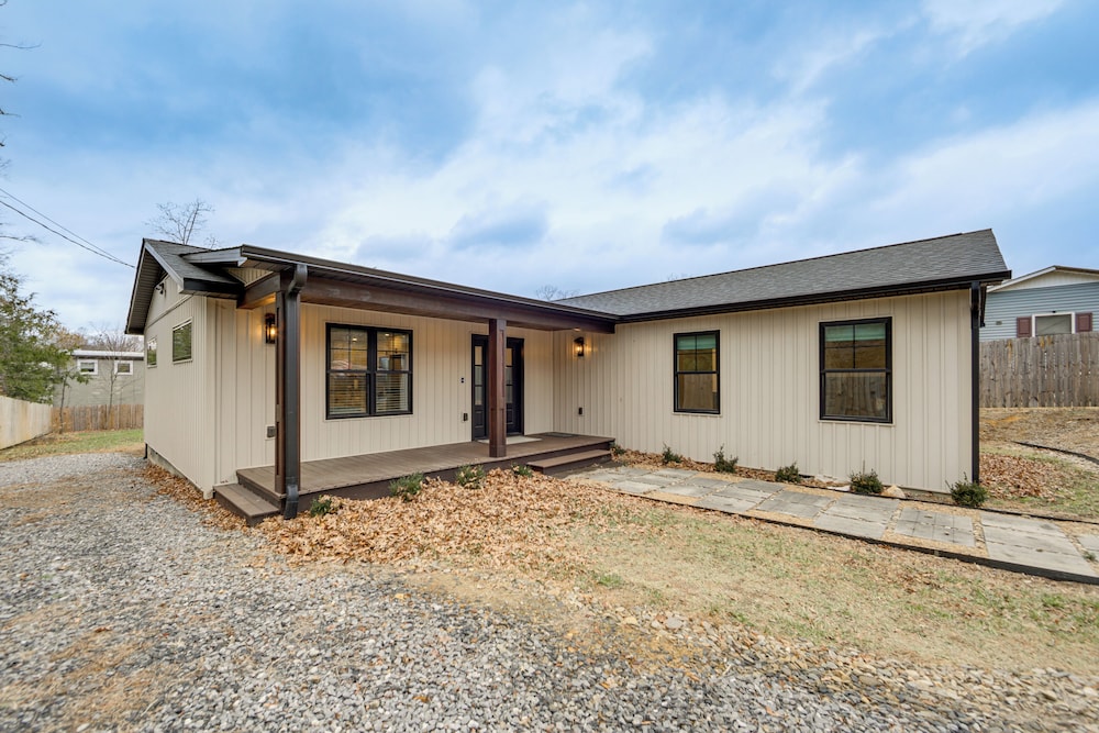 2 Mi to Lake Tomahawk Park Quiet Escape w Deck in Black Mountain, United States