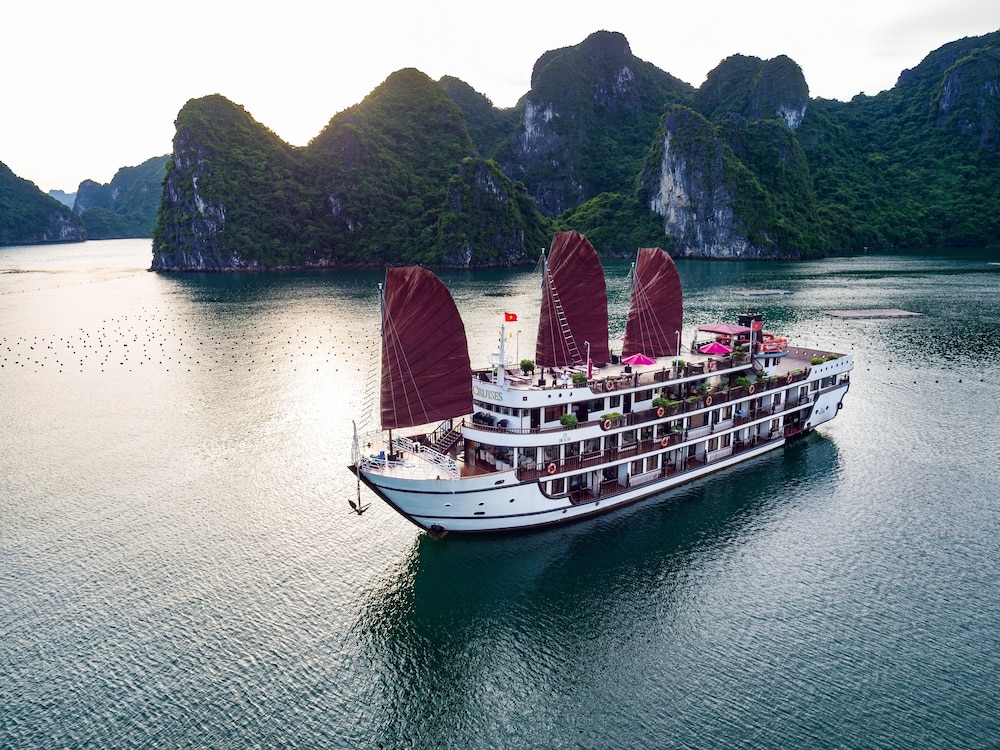 Alisa Luxury Cruise — 5-Star Luxury Hotel in Ha Long, Vietnam
