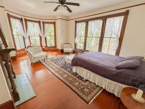 Cozy Victorian Apartment Downtown Sleeps 5 — 4-Star Luxury Hotel in Gainesville, United States