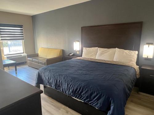 Deluxe Inn and Suites - photo 28