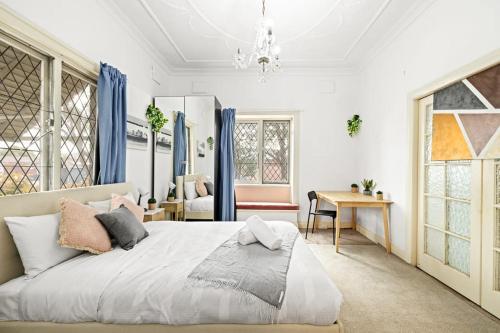 Rustic Queen Room Seconds to Stores & Eateries Shared Bathroom - last minute hotel in Sydney
