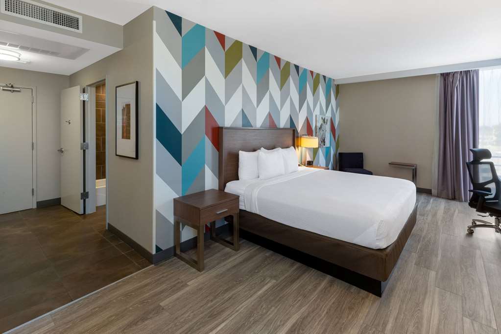 La Quinta Inn & Suites by Wyndham Tulsa Downtown Route 66 - photo 18
