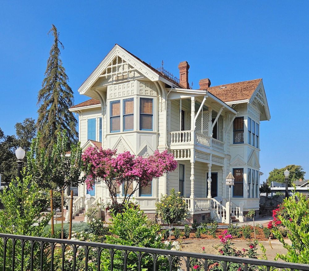 The JD Hyde Historic Inn - carbon neutral hotel in Visalia