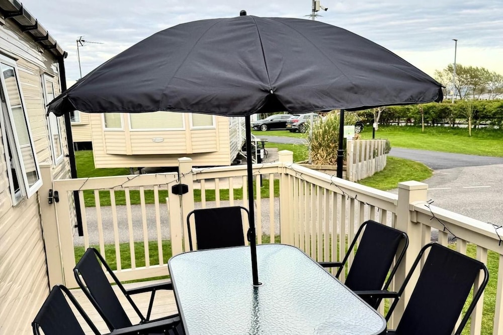 3 Bed Caravan Sleeps 6 Pets 5 min to Beach in Abergele, United Kingdom